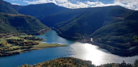 Verdes, azules y amarillos dominan el paisaje de la Vall de Lord