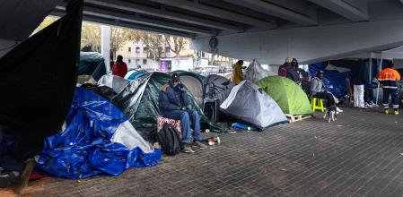 Asentamiento de personas sin techo ebajo el puente de la C-31