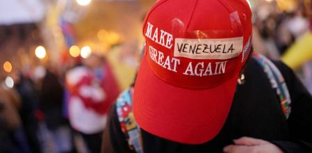 Un venezolano exhibía el domingo en la concentración de Barcelona una gorra del movimiento “Make America Great Again” con el nombre corregido con un adhesivo con el nombre de Venezuela&nbsp;