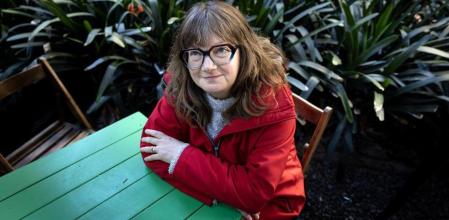 La escritora y traductora Mara Faye Lethem, en la terraza de la librería Central del Raval