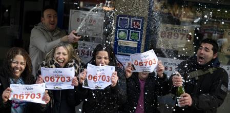 foto ANDREU ESTEBAN 06/01/2026 Celebración del primer premio de la Loteria del Niño en la Administración nº 6 de Cornellà de Llobregat