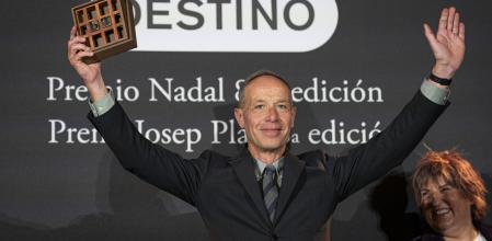 Francesc Torralba, con el premio Josep Pla junto a Montse Barderi, miembro del jurado