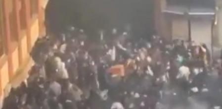 Una imatge dels enfrontaments en una de les entrades del basar deTeheran