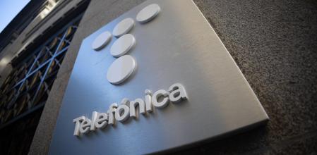 Fachada del edificio de Telefónica en la Gran Vía, a 28 de noviembre de 2025, en Madrid (España). La afectación del expediente de regulación de empleo (ERE) para Telefónica de España, Telefónica Móviles, Telefónica Soluciones, Telefónica S.A., Telefónica Global Solutions, Telefónica Innovación Digital y Movistar+ propuesto por la compañía se sitúa, una vez constituidas todas las mesas de negociación, en un total 6.088 personas, lo que supone el 35,3% de la plantilla total de las filiales implicadas en el proceso, según han informado los sindicatos.