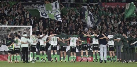 Los jugadores del Racing de Santander celebran su pase a la siguiente fase tras eliminar al Villarreal