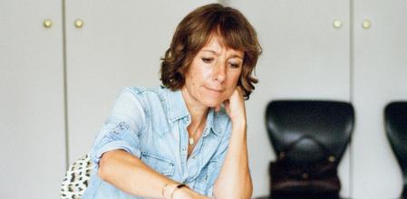 En su estudio Sophie d’Agon trabajando en sus oficinas de París, donde concentra el proceso creativo. Produce en Biarritz y Portugal