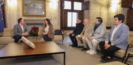 El presidente valenciano, Juanfran Pérez Llorca, junto a representantes de la comunidad venezolana