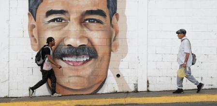 De arriba a abajo, los escritores Miguel Bonnefoy, Karina Sainz Borgo, Miriam Reyes, Rodrigo Blanco Calderón y María Elena Morán