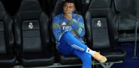 (FILES) Real Madrid's French forward #10 Kylian Mbappe sits on the bench during the UEFA Champions League league phase day 6 football match between Real Madrid CF and Manchester City at Santiago Bernabeu Stadium in Madrid on December 10, 2025. Real Madrid's French forward, Kylian Mbappe, will be sidelined for at least three weeks due to discomfort in the lateral collateral ligament of one knee, a source close to the player told AFP on December 31, 2025. Real Madrid coach Xabi Alonso admitted on January 3, 2026, he does not know how long injured superstar Kylian Mbappe will be sidelined for. (Photo by Thomas COEX / AFP)