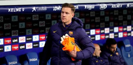 BARCELONA, SPAIN - JANUARY 03: Marc-Andre ter Stegen of FC Barcelona takes his seat on the bench during the LaLiga EA Sports match between RCD Espanyol de Barcelona and FC Barcelona at RCDE Stadium on January 03, 2026 in Barcelona, Spain. (Photo by Alex Caparros/Getty Images)