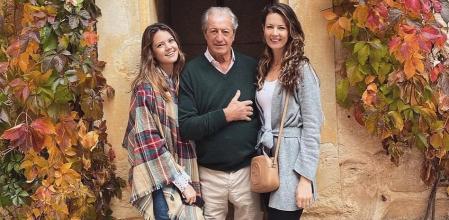 Isabelle con su padre, Philippe Junot y su hermana Victoria