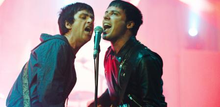 Johnny Marr y Ryan Jarman, de The Cribs, durante un concierto en Manchester&nbsp;