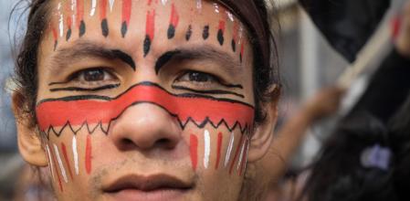 AME3666. CARACAS (VENEZUELA), 09/01/2026.- Una persona participa en una manifestación este viernes, en Caracas (Venezuela). Miles de chavistas regresaron a las calles de Caracas para exigir la liberación de Nicolás Maduro y su esposa, Cilia Flores, quienes fueron capturados el pasado sábado por fuerzas estadounidenses durante el ataque militar en el país suramericano. EFE/ Boris Vergara