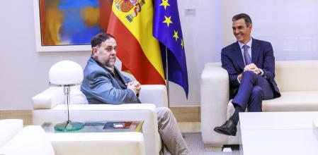 El presidente del Gobierno, Pedro Sánchez, recibe al líder de ERC, Oriol Junqueras, este jueves en el Palacio de la Moncloa.