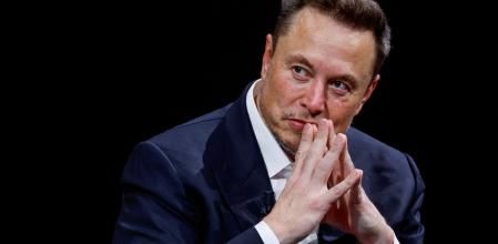 Elon Musk, director ejecutivo de SpaceX y Tesla y propietario de Twitter, gesticula mientras asiste a la conferencia Viva Technology.