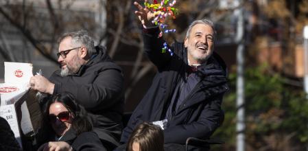 El alcalde Collboni, este domingo, lanza dulces al respetable durante los Tres Tombs de Sant Andreu