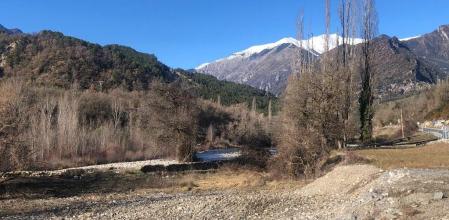 Paraje de Campo, con el río Ésera a la izquierda.