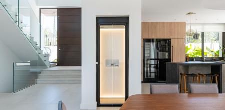Un ascensor unifamiliar instalado en el interior de una vivienda de varias plantas e integrado en el espacio doméstico