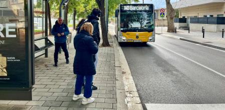 Un grupo de personas esperando el bus X43 en Sant Joan Despí&nbsp;