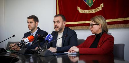 El alcalde de Cerdanyola, Carlos Cordón, acompañado por el concejal David González, y la responsable de Servicios Jurídicos, Sonia Rodríguez