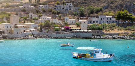 El idílico pueblo pesquero de Limeni en la costa sur de Mani, Grecia