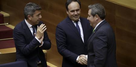 El síndic de Vox saluda al presidente Pérez Llorca en presencia de Carlos Mazón.