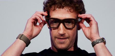 Mark Zuckerberg con las gafas inteligentes Meta Ray-Ban en Menlo Park, California&nbsp;