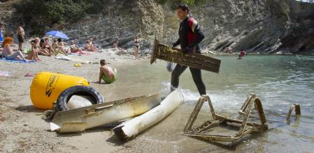 14-07-13. CALA FORNELLS. (CALVIç). Un buceador de Voluntaris Sense Fronteres de les Illes balears saca la basura recuperada en Cala Fornells en la isla de Mallorca. JAIME REINA