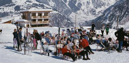 Sol de invierno. Un grupo de esquiadores hace una pausa para broncearse en Courchevel, en los Alpes franceses, en la década de los setenta 