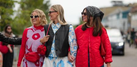 Desde lo minimalista a lo maximalista, las calles de Copenhague se llenan de colores y estampados de Marimekko durante la Semana de la moda