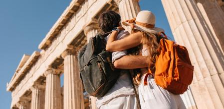 Pareja turisteando en una escapada de fin de semana