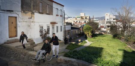 Vecinos de la calle Jessamí del Turó de la Font de la Guatlla, el jueves, usando la rampa que ellos mismos construyeron. Donde está el césped antes se levantaba un edificio; sus vecinos