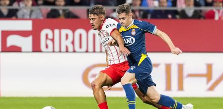 GIRONA, 26/09/2025.- El centrocampista del Espanyol, Pol Lozano (d), disputa el balón ante el defensa del Girona, Hugo Rincón, durante el encuentro correspondiente a la jornada siete de Laliga EA Sports que disputan hoy viernes Girona y Espanyol en el estadio municipal de Montilivi, en Girona. EFE/David Borrat.