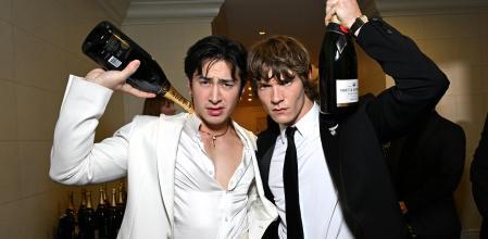 Hudson Williams y Connor Storrie en su aparición en los Globos de Oro de 2026, generaron la atención en las redes sociales