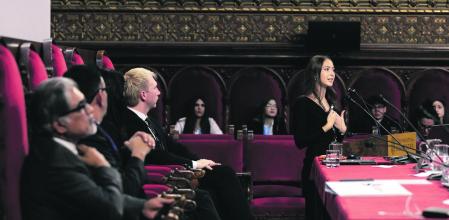 Alumna presentando en el Barcelona Model United Nations Conference que tuvo lugar en el Paraninfo de la Universidad de Barcelona 