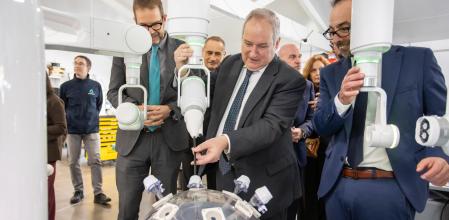 Inauguración de la fábrica, con la presencia del ministro de Industria, Jordi Hereu