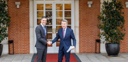 El presidente del Gobierno, Pedro Sánchez, y el líder del PP, Alberto Núñez Feijóo, en el Palacio de la Moncloa. 