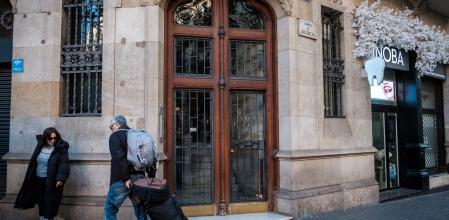 El piso en cuestión se encuentra en un chaflán de la calle València, en el corazón del Eixample