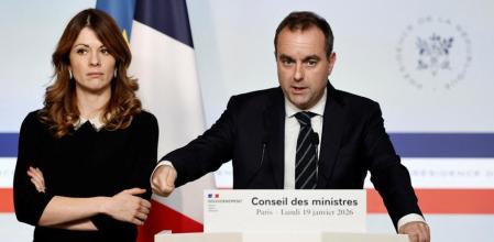 El primer ministro francés, Sébastien Lecornu, junto a la portavoz del Gobierno, Maud Bregeon&nbsp;