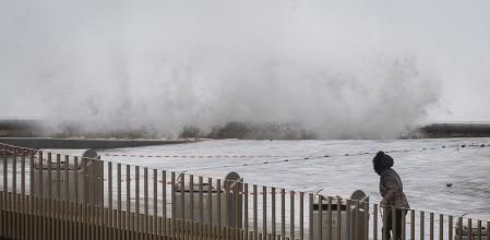 En la imagen, fuerte oleaje en L'Escala (Girona), en una imagen de archivo 