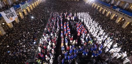 &nbsp;Izada a medianoche de la bandera de San Sebastián, que da inicio a la fiesta grande de la capital guipuzcoana en la que durante 24 horas 23.000 donostiarras de 167 tamborradas y 5.500 escolares.&nbsp;