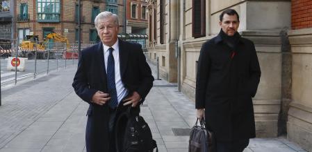 El miembro del comité de dirección del grupo Joaquin Mollinedo (i), ha acudido junto con el abogado del grupo, José Julio Figueroa, (d) al Parlamento de Navarra