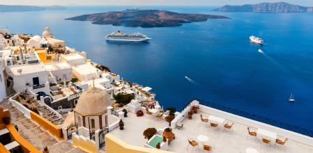 El sector de los cruceros está inmerso en una importante transformación para hacer compatible la sostenibilidad ambiental con la actividad económica. En la imagen, Santorini