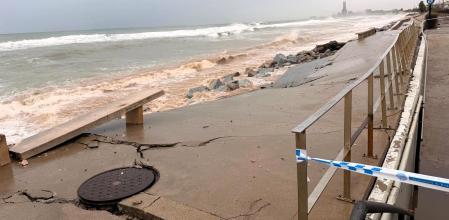 El paseo marítimo de Badalona destrozado por el temporal a la altura de la playa de la Barca Maria .