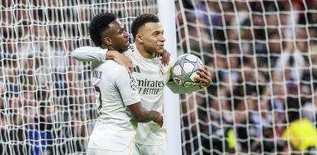 Vinícius y Mbappé celebran uno de los goles del Madrid ante el Mónaco en el Bernabéu