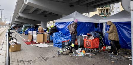 Asentamiento de personas sin techo ebajo el puente de la C-31 en Badalona