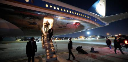 Pasajeros del Air Force One bajan del avión que iba con Trump camino a Davos en la base de Saint Andrews este miércoles. 