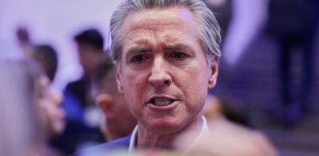 El gobernador de California, Gavin Newsom, habla en el marco del Foro Económico Mundial de Davos, el martes&nbsp;