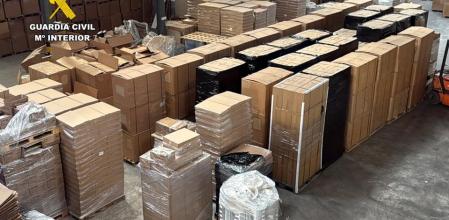 La Guardia Civil ha intervenido más de 300.000 cajetillas de tabaco en una nave de Muro de Alcoy (Alicante)