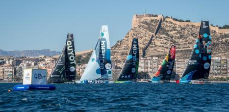 Imagen de la edición del año 2023 de la vuelta al mundo a vela 'The Ocean Race' con el skyline de Alicante de fondo.
